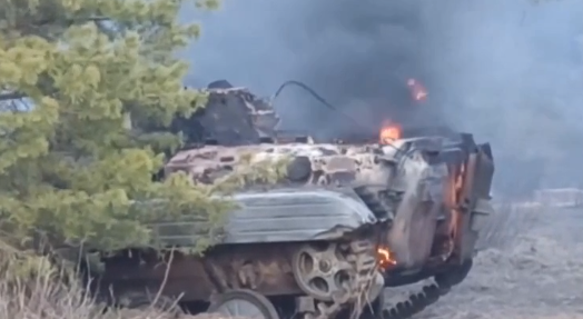 俄羅斯聯邦安全局秀出烏克蘭 BMP 步兵戰車殘骸冒著黑煙、劇烈燃燒的照片。   圖：翻攝陸網