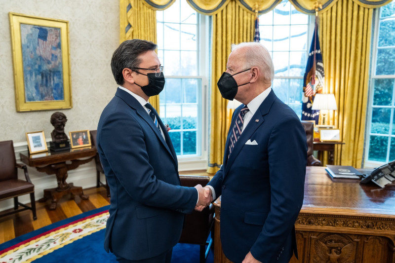 美國總統拜登（右）接見烏克蘭外交部長庫列巴，對烏克蘭如今局勢進行討論。   圖：翻攝自美國白宮推特