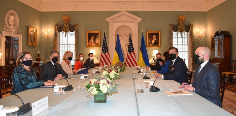 美國國務卿布林肯（左二）與來訪的烏克蘭外長庫列巴（右二）會談，他也取消與俄羅斯外長的會晤。   圖：翻攝自庫列巴推特
