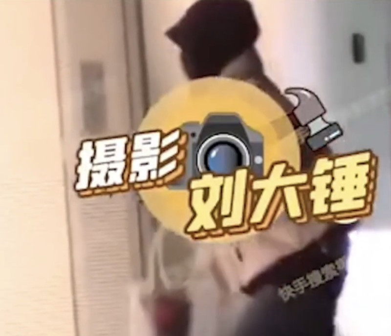 攝影劉大錘在微博中的影片十分模糊，劉大錘說，宋雨琦拿著一只裝著玫瑰花的袋子。   圖：翻攝自攝影劉大錘微博