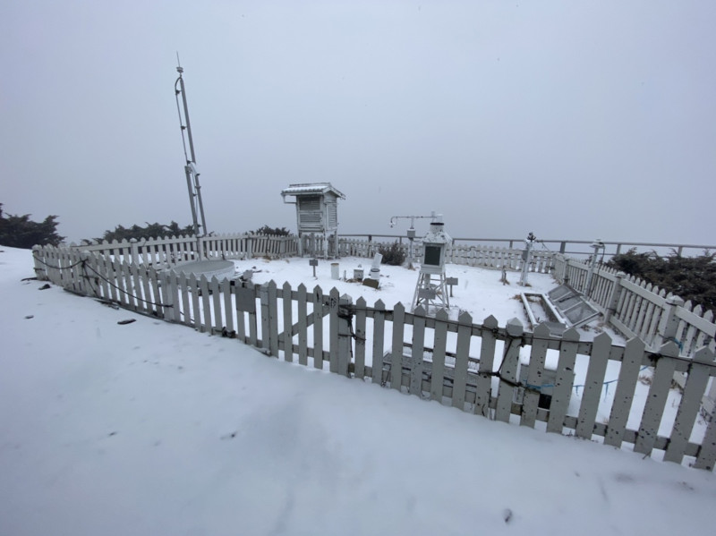 玉山於今日下午開始降雪。   圖：中央氣象局／提供