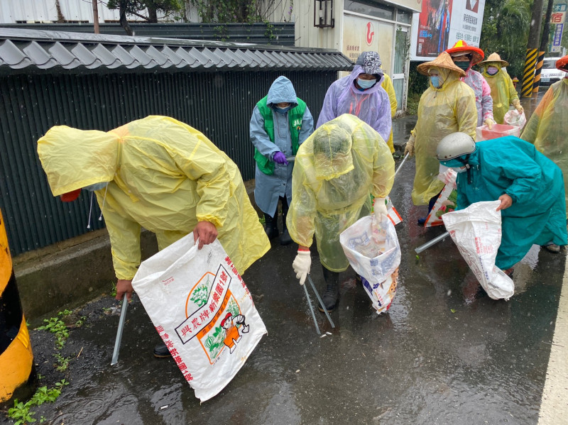 嘉義縣番路鄉環保志工隊，23日無懼霸王寒流來襲，風雨中仍認真執勤。   圖：嘉義縣政府/提供