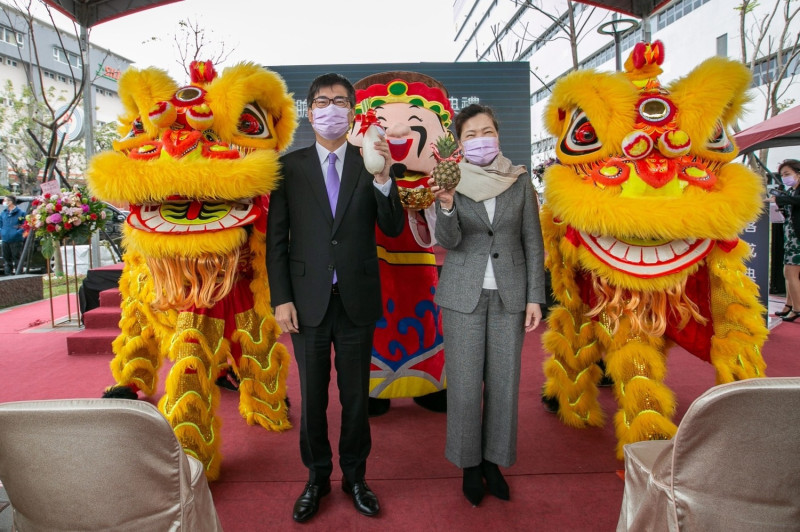 陳其邁(左)與王美花分祝好彩頭與旺旺來。   圖：高雄市政府提供