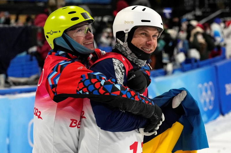 俄羅斯滑雪好手布羅夫（左）在冬奧賽場上擁抱烏克蘭選手阿布拉門科，引發討論。   圖：美聯社／達志影像
