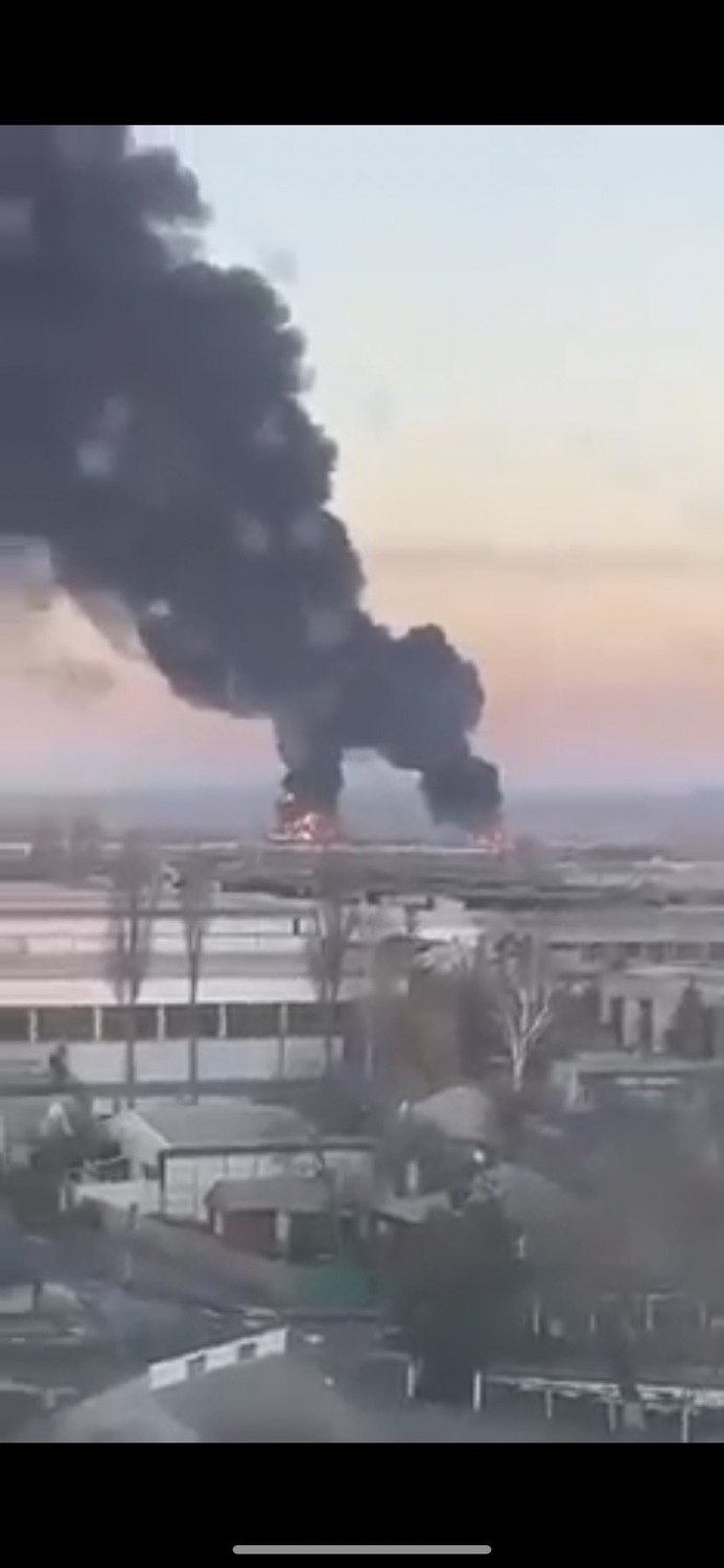 烏克蘭丘古耶夫機場遭到襲擊，現場冒出濃煙。   圖：擷取自CCTV影片