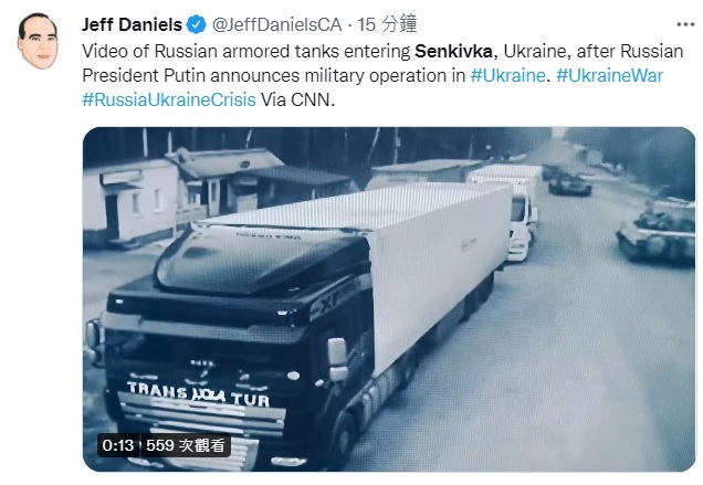 許多俄國坦克車自白俄羅斯，駛入烏克蘭邊境的檢哨站Senkivka。   圖:翻攝自推特