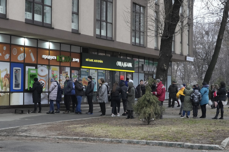烏克蘭首都基輔的銀行ATM大排長龍。   圖：達志影像／美聯社