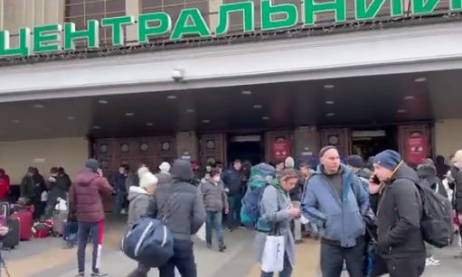 烏克蘭大城市車站也出現大量人潮，多數人拉著行李箱在車站外及站內等待。   圖：翻攝自推特