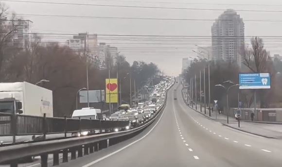 烏克蘭主要交通幹道也出現逃亡潮，大批車輛湧上車道。   圖：翻攝自推特