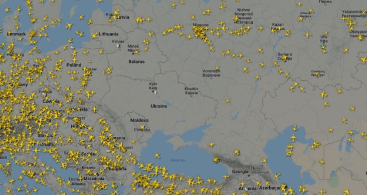 來自飛行跟踪服務 Flightradar24 的最新圖像顯示，烏克蘭和俄羅斯西部上空大部分空域，該地區的飛機避開邊境地區。   圖 : 翻攝自Flightradar 24