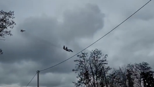 烏俄兩國戰機低空呼嘯而過烏克蘭首都基輔。   圖：翻攝自推特