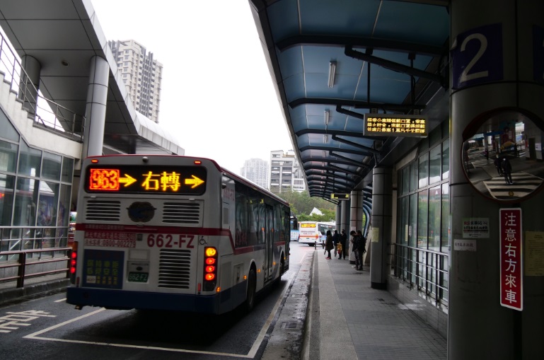 公車停靠2月台。   圖：新北市交通局提供