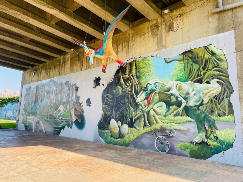 恐龍公仔-翼龍及暴龍壁畫。   圖：新北市水利局提供