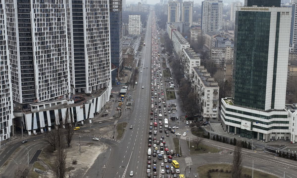 烏克蘭首都基輔出現大批民眾逃難潮。   圖：達志影像／美聯社