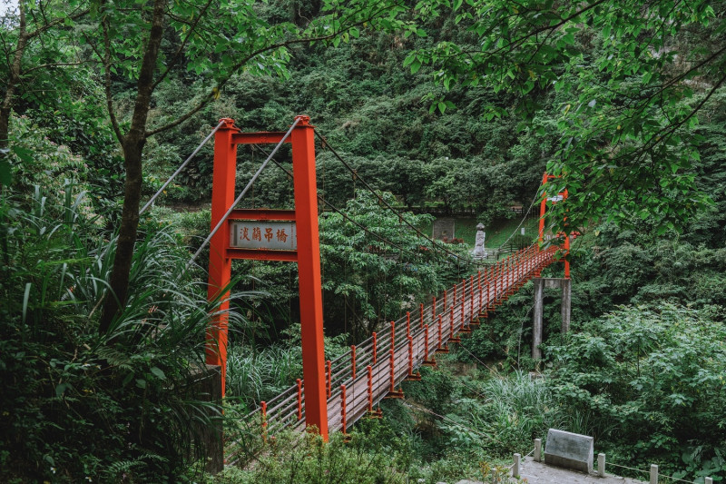 踏上朱紅色淡蘭吊橋來場自然之旅。   圖：新北市觀旅局提供