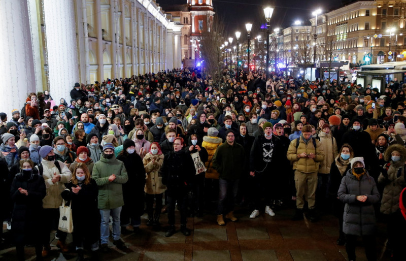普丁對烏克蘭開戰，俄羅斯境內爆發「反戰」示威潮，至少有53個城市的民眾走上街頭，高喊「不要戰爭」，還有民眾直呼，「當局已經發瘋了」。   圖：達志影像／路透社