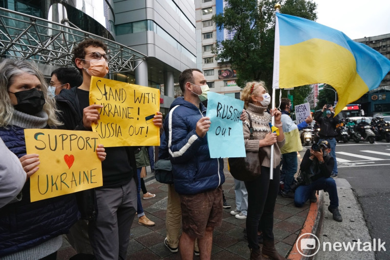 一些旅台烏克蘭人和其他國家的斯拉夫人在莫北協駐台代表處高舉烏克蘭國旗和「支持烏克蘭」、「相挺烏克蘭」等標語表達他們的訴求。   圖：張良一/攝
