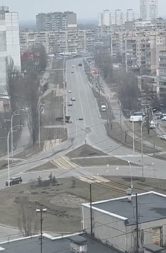 英國廣播公司（BBC）報導，俄軍坦克於奧波隆區道路上「一路暢通」，並指出並未看見烏克蘭守軍加以反擊。   圖：擷取自推特