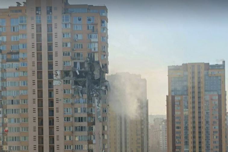 基輔一棟大樓遭到俄羅斯導彈襲擊，大樓被炸出巨大凹洞。   圖:基輔市長克里契科（Vitali Klitschko）Telegram）