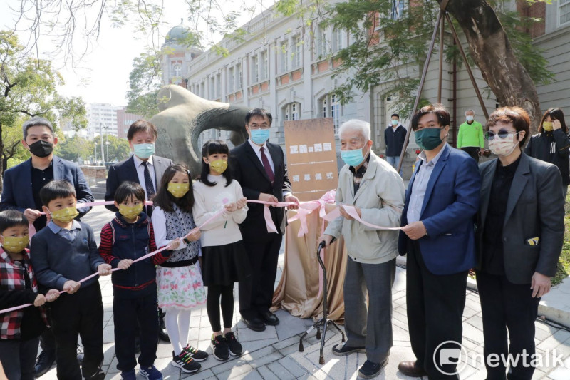 台南市政府在鄰近湯德章律師殉難地的市定古蹟原台南州會設置「正義與勇氣之路起點」紀念碑，揭幕儀式由台南市長黃偉哲主持，並偕來賓及小朋友一起為紀念碑揭幕，象徵傳承正義與勇氣、人權教育向下扎根。   圖：黃博郎／攝