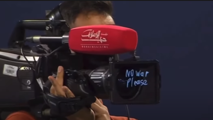 俄羅斯網球選手盧布列夫，在杜拜打完公開賽後，對著攝影機寫下反戰宣言「No War Please」。   圖:截自Youtube頻道 Sports Stories