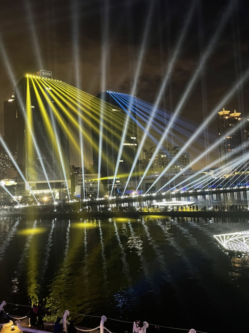 愛河灣燈光秀打出烏克蘭國旗的藍色和黃色。   圖：翻攝史哲臉書