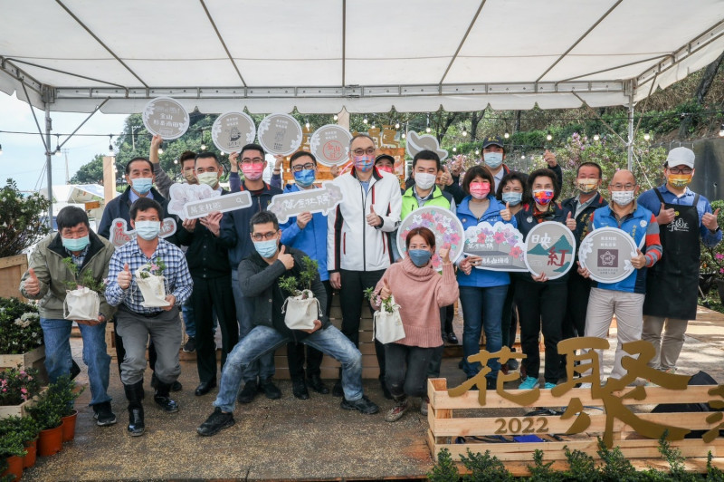 所有與會來賓與民眾合影留念。   圖：新北市農業局提供