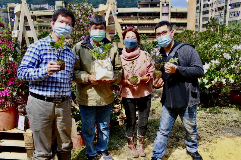 吳尚洋（右一）、吳姝嫻（右二）、花班長與杜鵑花卉開心合影。   圖：新北市農業局提供