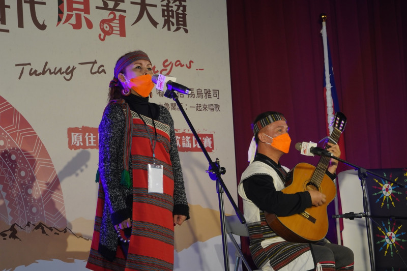 青壯組參賽者以吉他自彈自唱，為傳統歌謠注入新生命。   圖：新北市原民局提供