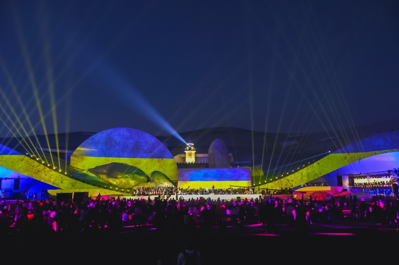 高雄228草地音樂會彩排，投影烏克蘭國旗顏色。   圖：高雄市文化局提供
