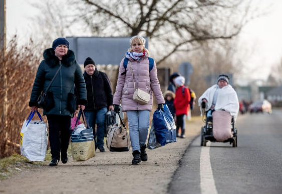 烏克蘭難民逃到鄰近國家。   圖：翻攝推特