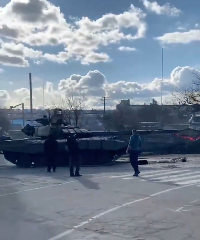 一名烏克蘭男子站在俄羅斯軍方坦克前試圖阻擋。   圖：截自推特