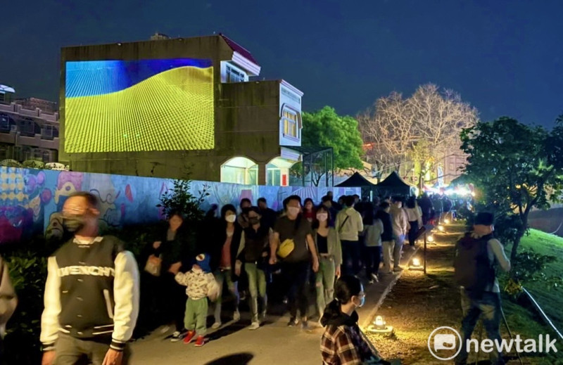 台南市政府今（27）晚起特於鹽水月津港燈節水岸設置大型水岸投影，將烏克蘭國旗藍黃主色投影於藝術燈區，表達聲援烏克蘭之意。   圖：黃博郎／攝