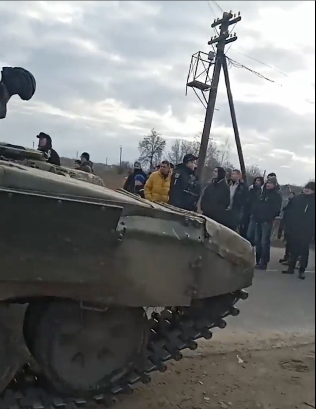 切爾尼戈夫（Chernihiv）小鎮高利烏高夫卡（Koryukivka）遭受俄軍進犯，眼看坦克車即將駛入鎮內，英勇的居民挺身而出，彷彿向著來犯的敵軍宣示：「Not in my house！」。   圖：擷取自推特