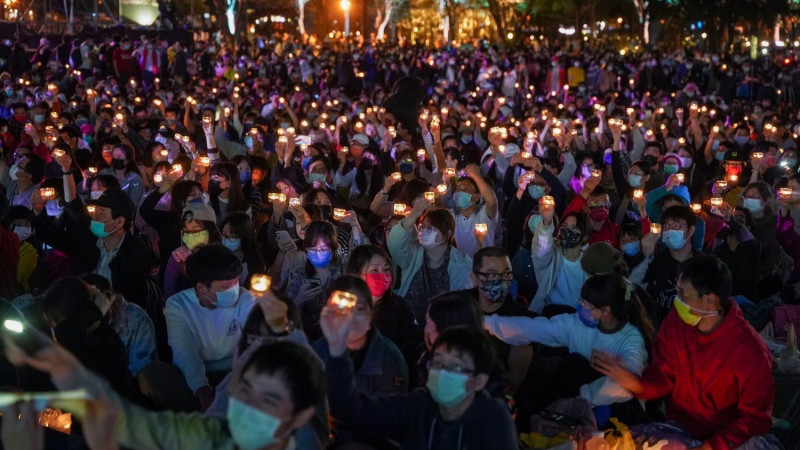 228音樂會開唱前，全場一起點亮台灣主燈。   圖：高雄市政府提供