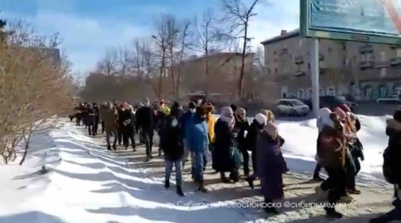 新西伯利亞（俄羅斯城市）的市民上街前往抗議現場。   圖：截圖自推特 
