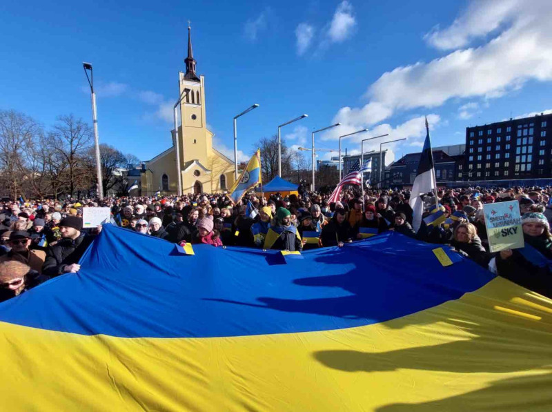 東歐國家愛沙尼亞也出現街頭反戰運動，力挺烏克蘭。   圖：截圖自澤連斯基推特