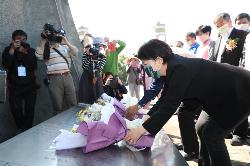 盧秀燕市長邀請二二八受難者家屬至紀念碑前獻花。   台中市政府/提供