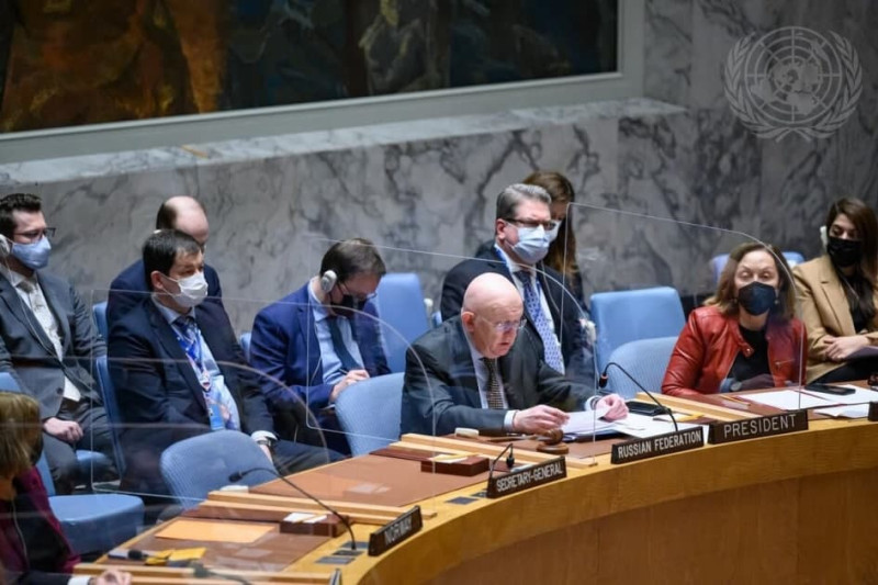 俄羅斯駐聯合國大使內本齊亞（前排右三）證實，12名外交人員被美國告知須在3月7日之前離境，他表示俄方會有回應。   圖：翻攝自俄羅斯外交部推特