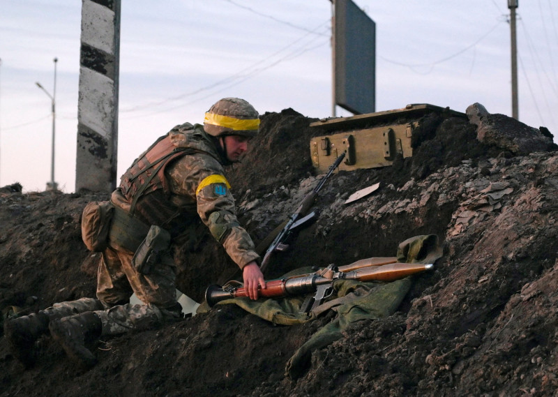 烏俄戰爭戰情緊張。（圖為在基輔郊區的烏克蘭軍人手握火箭推進榴彈，準備應戰。）   圖：達志影像／路透社（資料照）