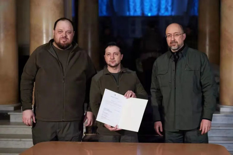 烏克蘭總統澤連斯基 (中) 展示已簽署加入歐盟文件。   圖 : 翻攝自澤連斯基推特