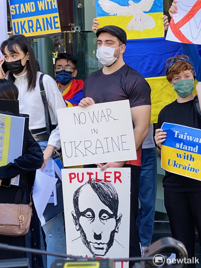 在台烏克蘭人與多個民間團體今（1日）舉行記者會譴責俄羅斯入侵烏克蘭。   圖：周煊惠 / 攝