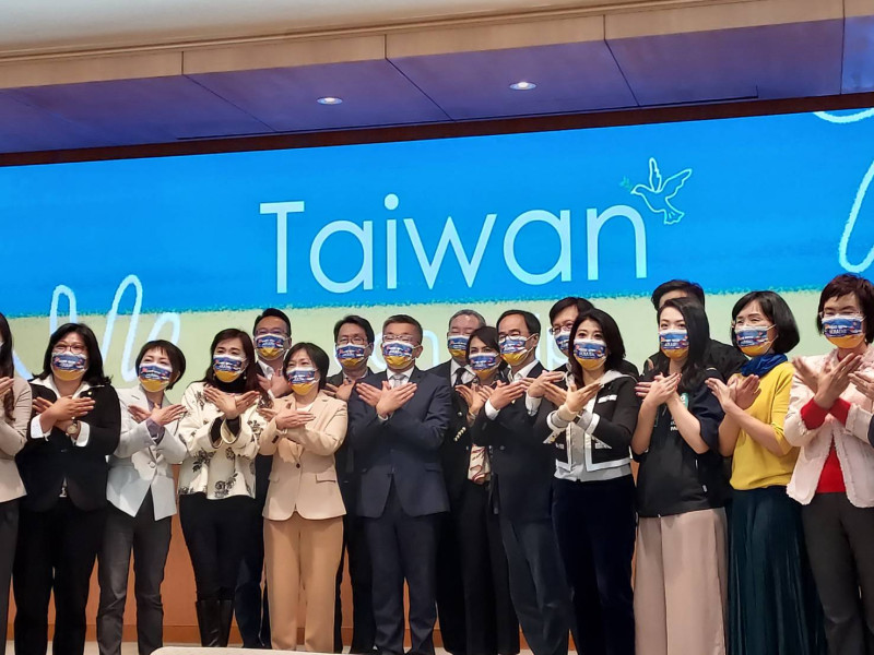 「Taiwan Can Help」表達挺烏克蘭決心。   圖:陳佩君/攝