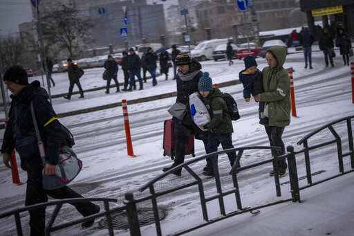 烏克蘭難民準備去搭火車逃到鄰近國家。（資料照片）   圖：達志影像／美聯社