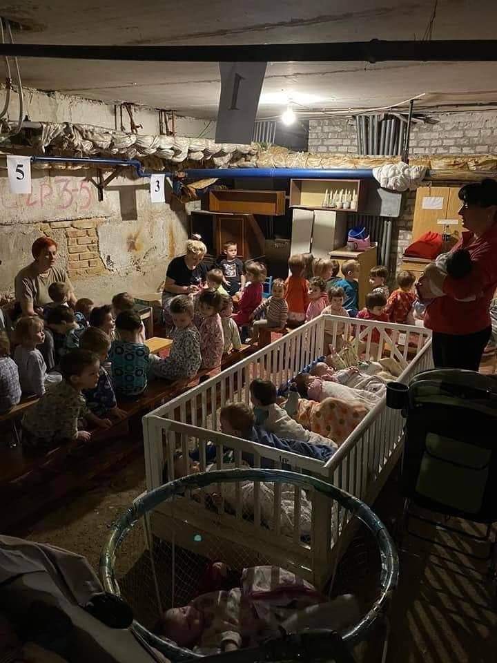 推特上一張烏克蘭中部城市克洛佩夫尼茨基(Kropyvnytskyi)專門收容孤兒的避難所，推文中指照片中的孩童全是孤兒！   圖：翻攝ВОЇНИ УКРАЇНИ推特
