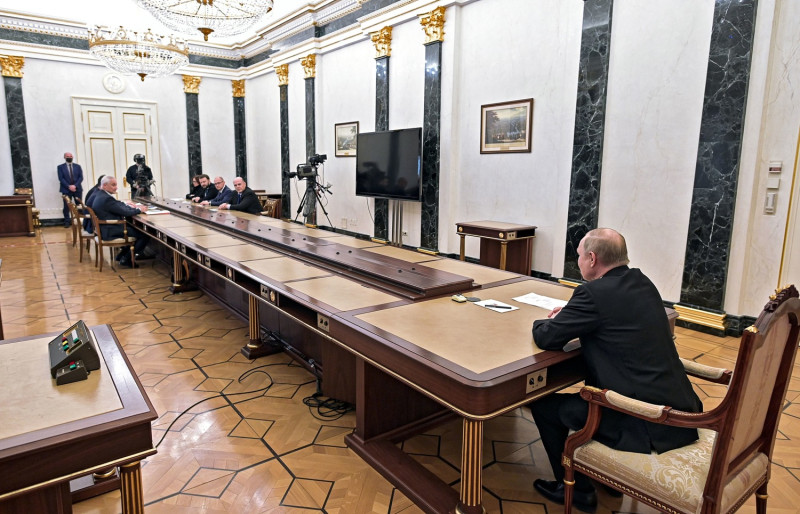 普丁與俄國官員開會，維持超遠「社交距離」。   圖：達志影像／美聯社