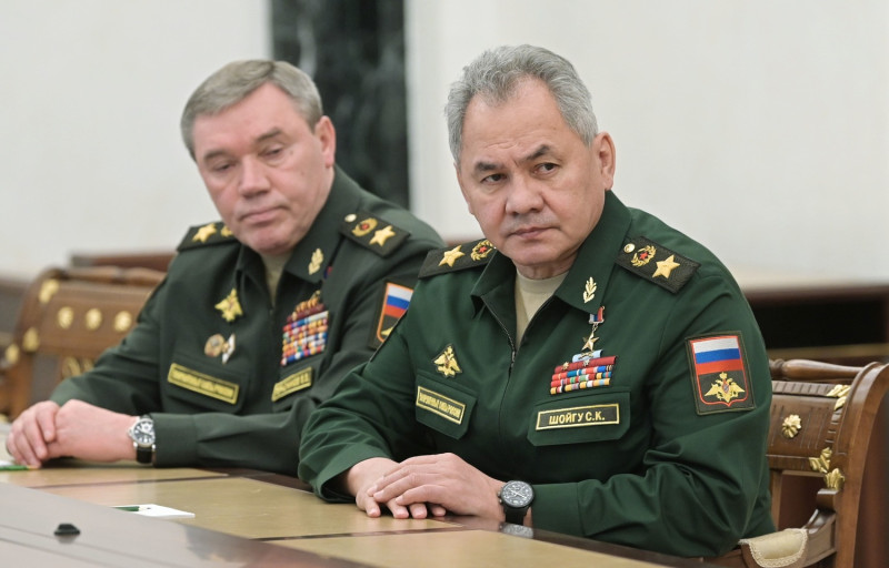 俄國國防部長紹伊古（右）與參謀總長格拉西莫夫（左）出席會議，與普丁討論進攻烏克蘭。   圖：達志影像／美聯社