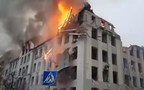 哈爾科夫大學被俄軍用飛彈擊中，毀損嚴重。   圖：翻攝自推特