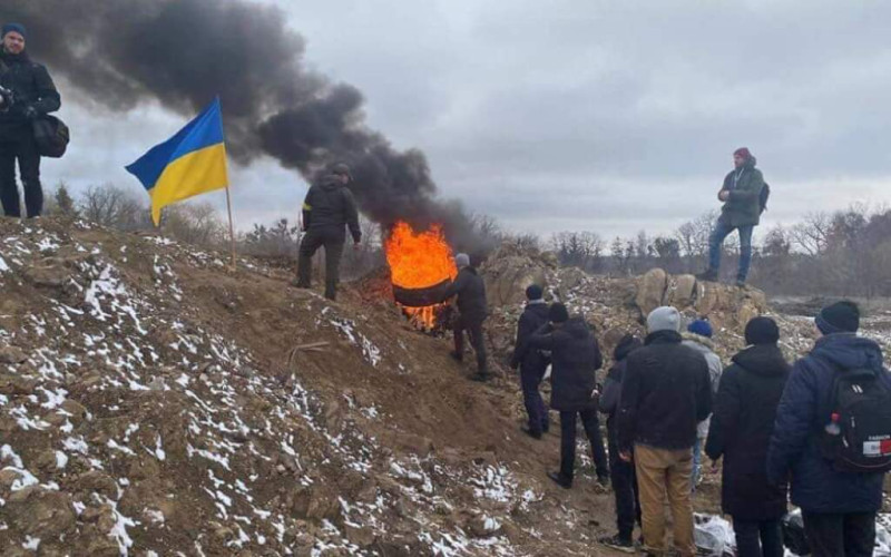 圖為烏克蘭民眾參與如何燒毀俄羅斯坦克演習。   圖：取自twitter.com/ArmedForcesUkr