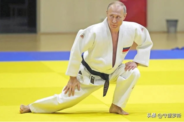 俄羅斯總統普丁遭世界跆拳道聯盟（WT） 宣布將撤掉他跆拳道黑帶九段榮譽證書。   圖 : 翻攝自頭條 / 守望羅斯